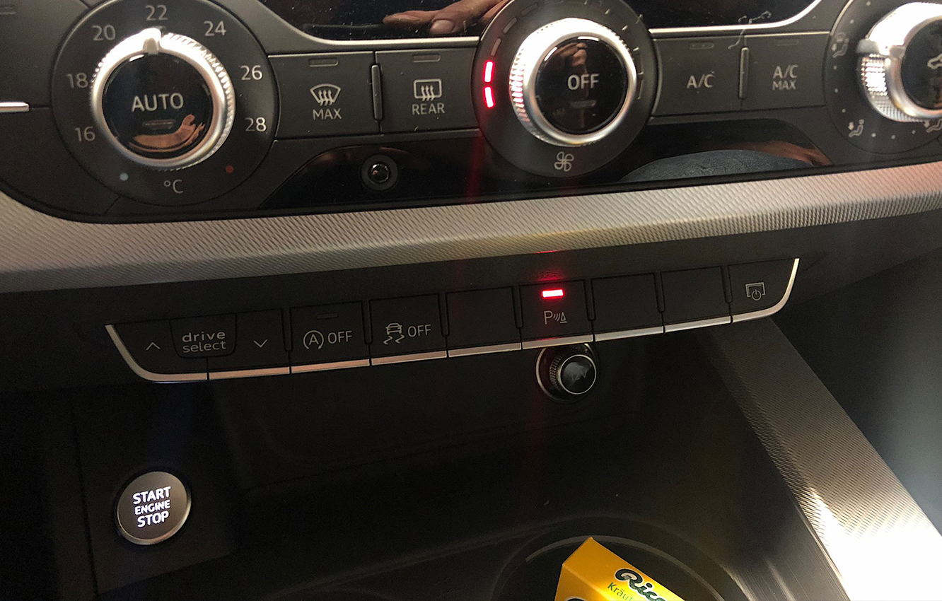 Audi A4 B9 8W/ 8W1 Einparkhilfe vorne optische Darstellung Nachrüsten – KFZ  KLINIK FINK